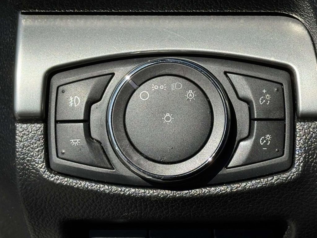 Used 2018 Ford Explorer XLT w/ Equipment Group 202A AWD/4WD image 17