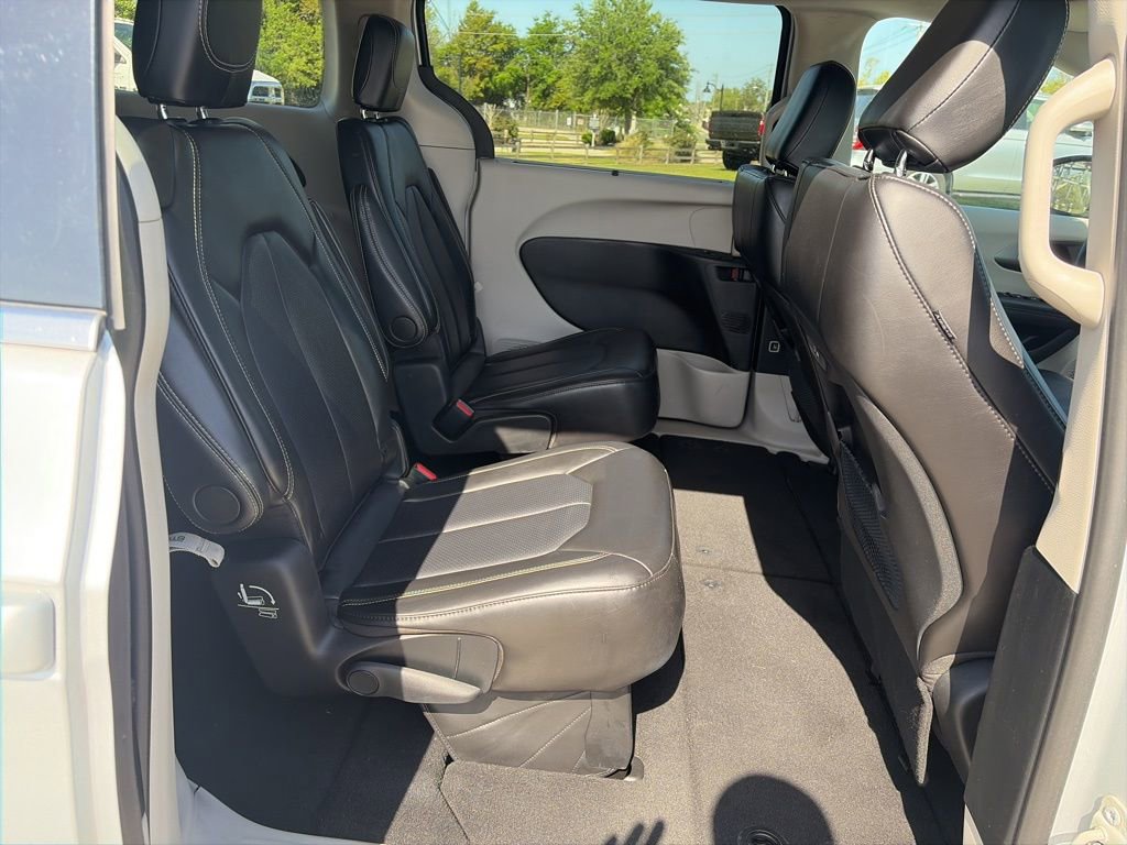 Used 2024 Chrysler Pacifica Touring-L image 11