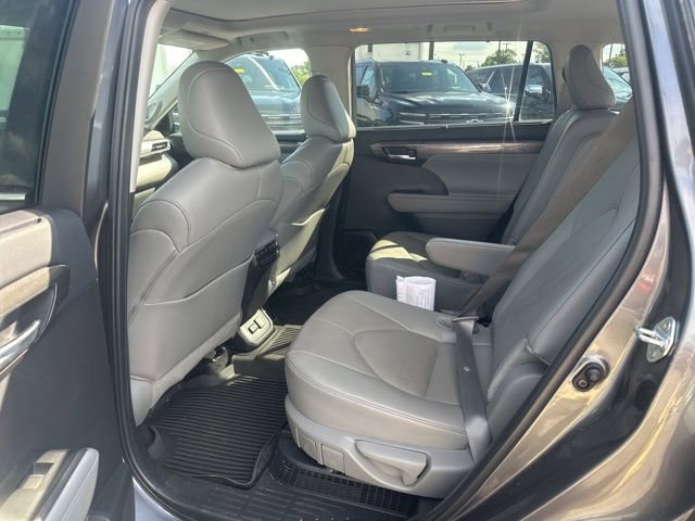 Used 2024 Toyota Highlander Platinum FWD image 27