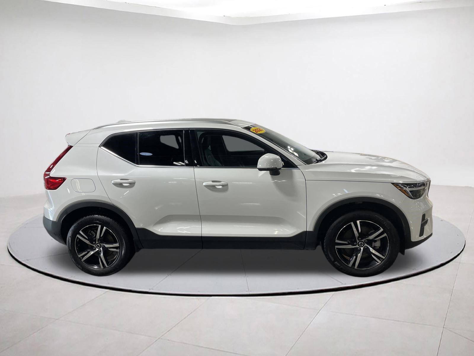 Used 2025 Volvo XC40 B5 Core image 5