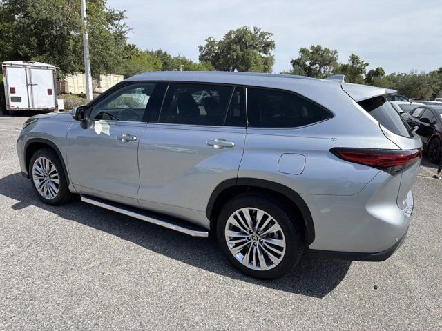 Used 2023 Toyota Highlander Platinum FWD image 4
