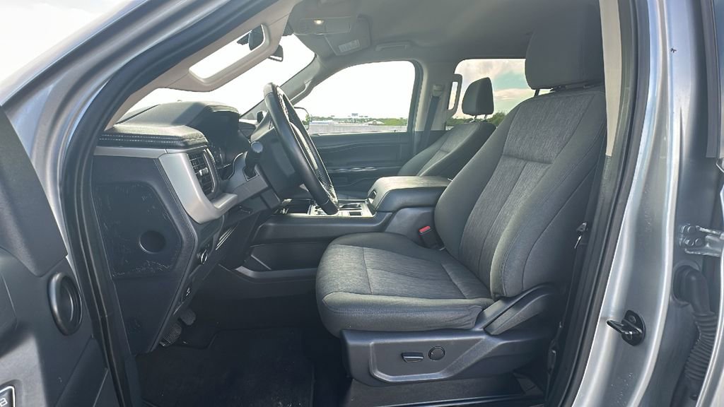 Used 2022 Ford Expedition XLT image 4