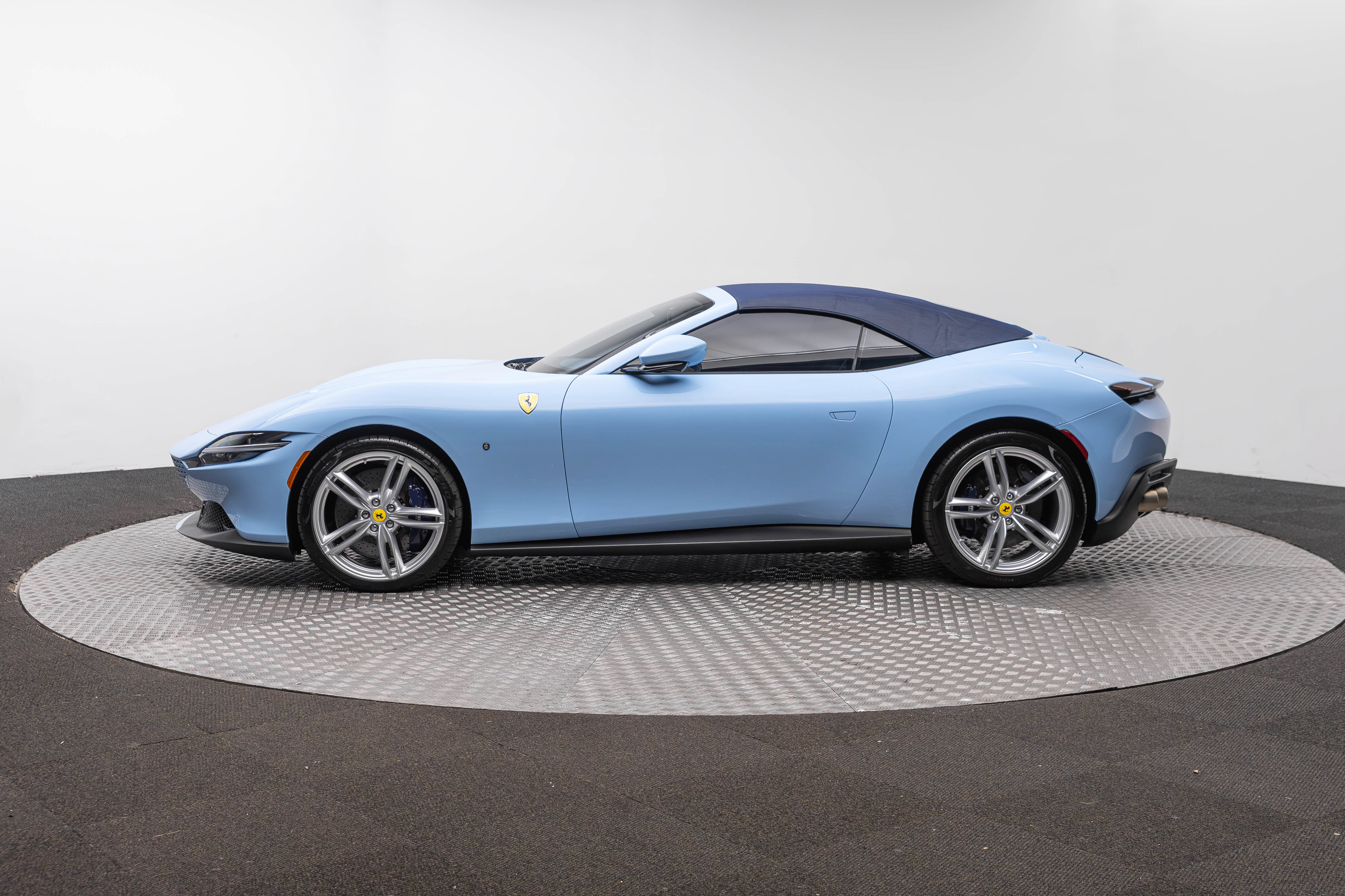 Certified 2025 Ferrari Roma Spider RWD image 63