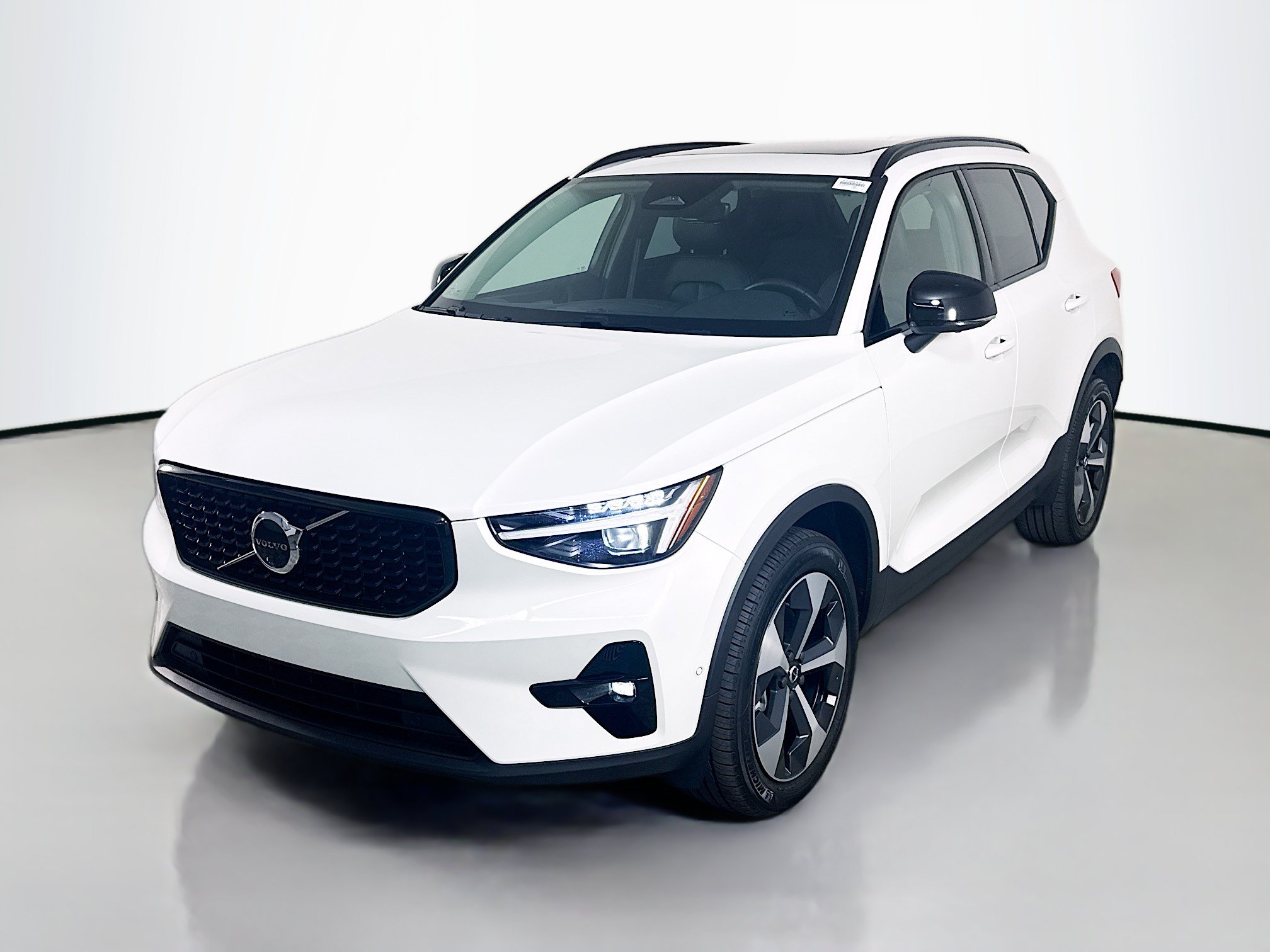 Used 2026 Volvo XC40 B5 Plus AWD/4WD image 4