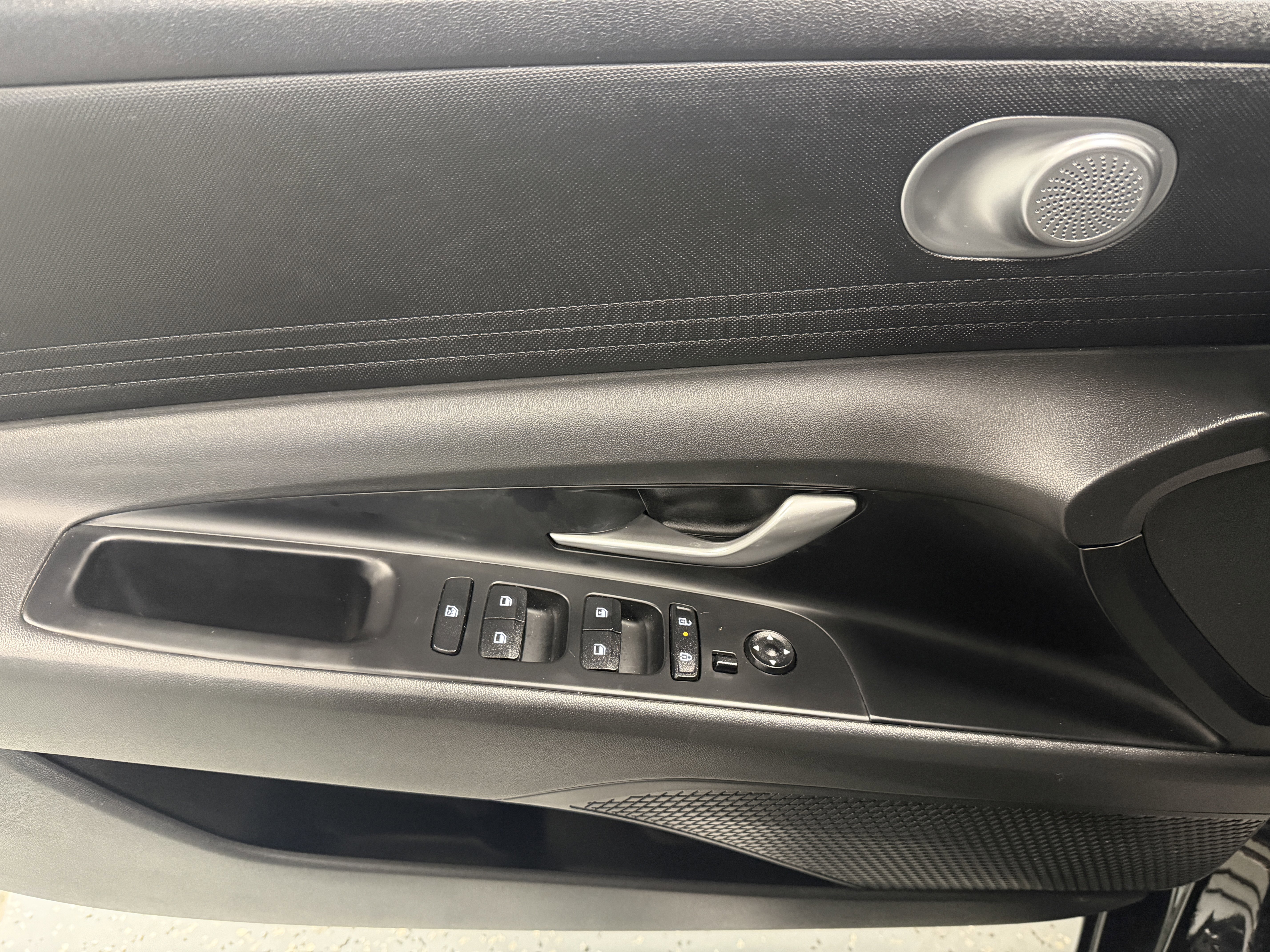 Used 2025 Hyundai Elantra SE FWD image 18