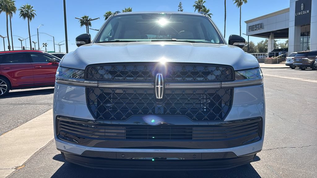 New 2026 Lincoln Navigator Reserve w/ Jet Appearance Package AWD/4WD image 3