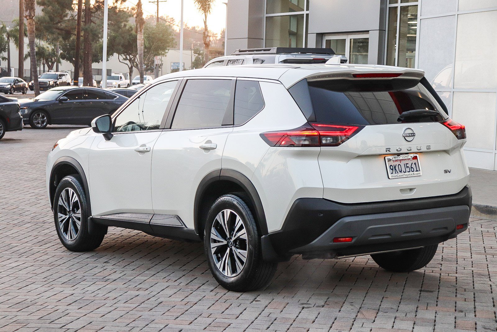 Used 2023 Nissan Rogue SV image 9