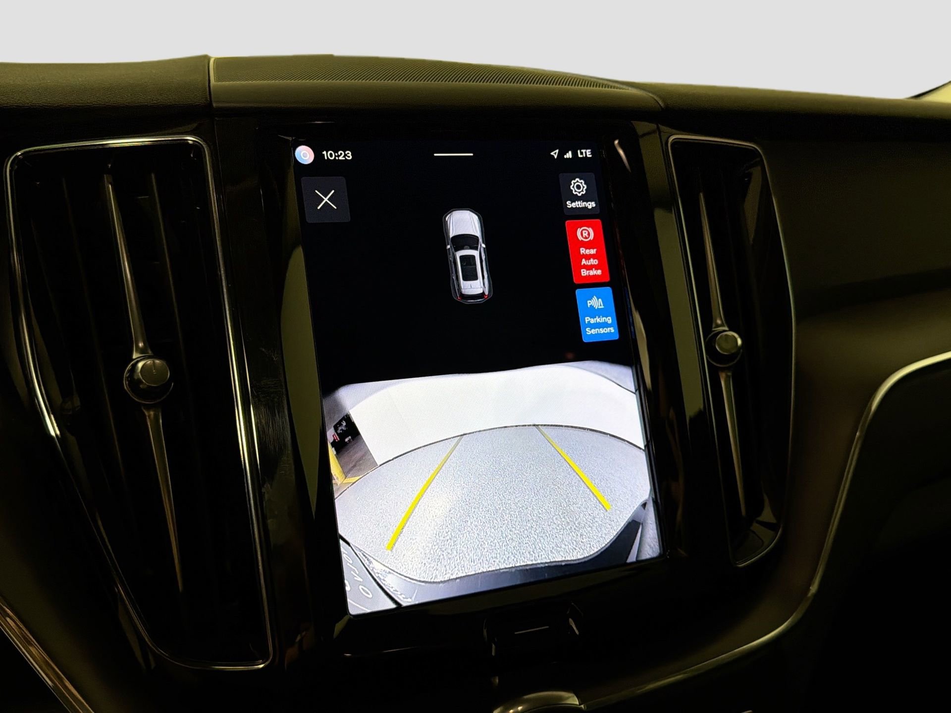 Certified 2025 Volvo XC60 B5 Core AWD/4WD image 14