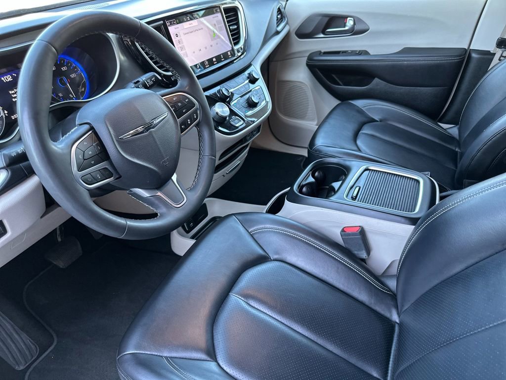 Used 2023 Chrysler Pacifica Touring-L image 9