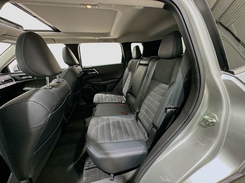 Used 2023 Mitsubishi Outlander SE image 26