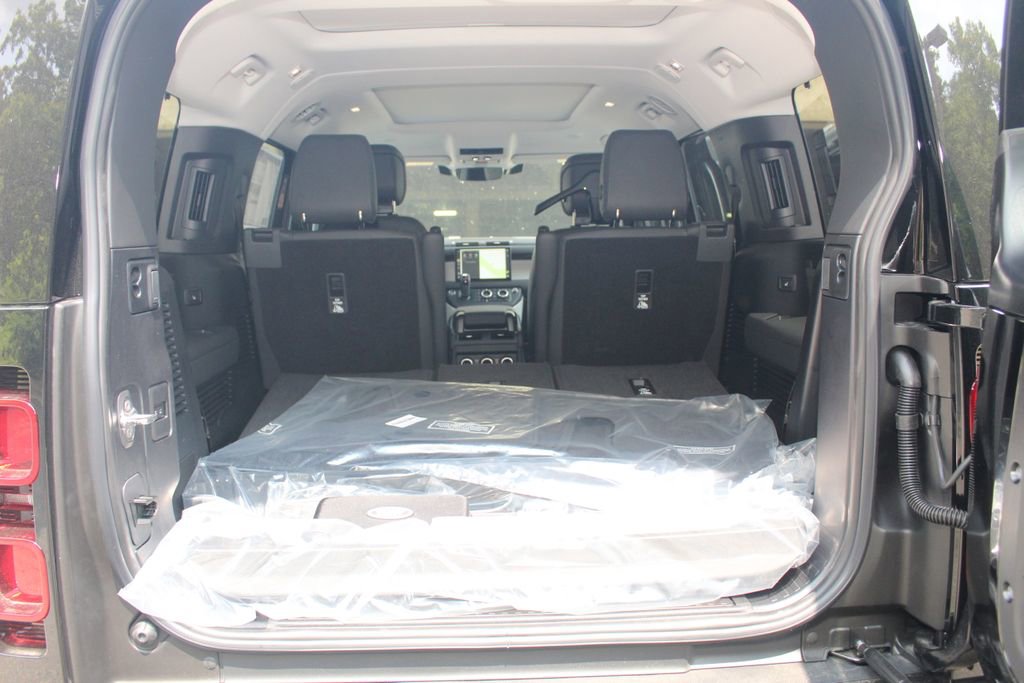 New 2025 Land Rover Defender 130 X-Dynamic SE image 12