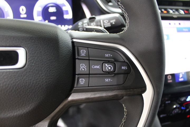 Used 2023 Jeep Grand Cherokee L Limited w/ Luxury Tech Group II AWD/4WD image 39