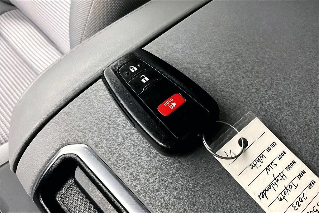 Used 2023 Toyota Highlander L AWD/4WD image 12
