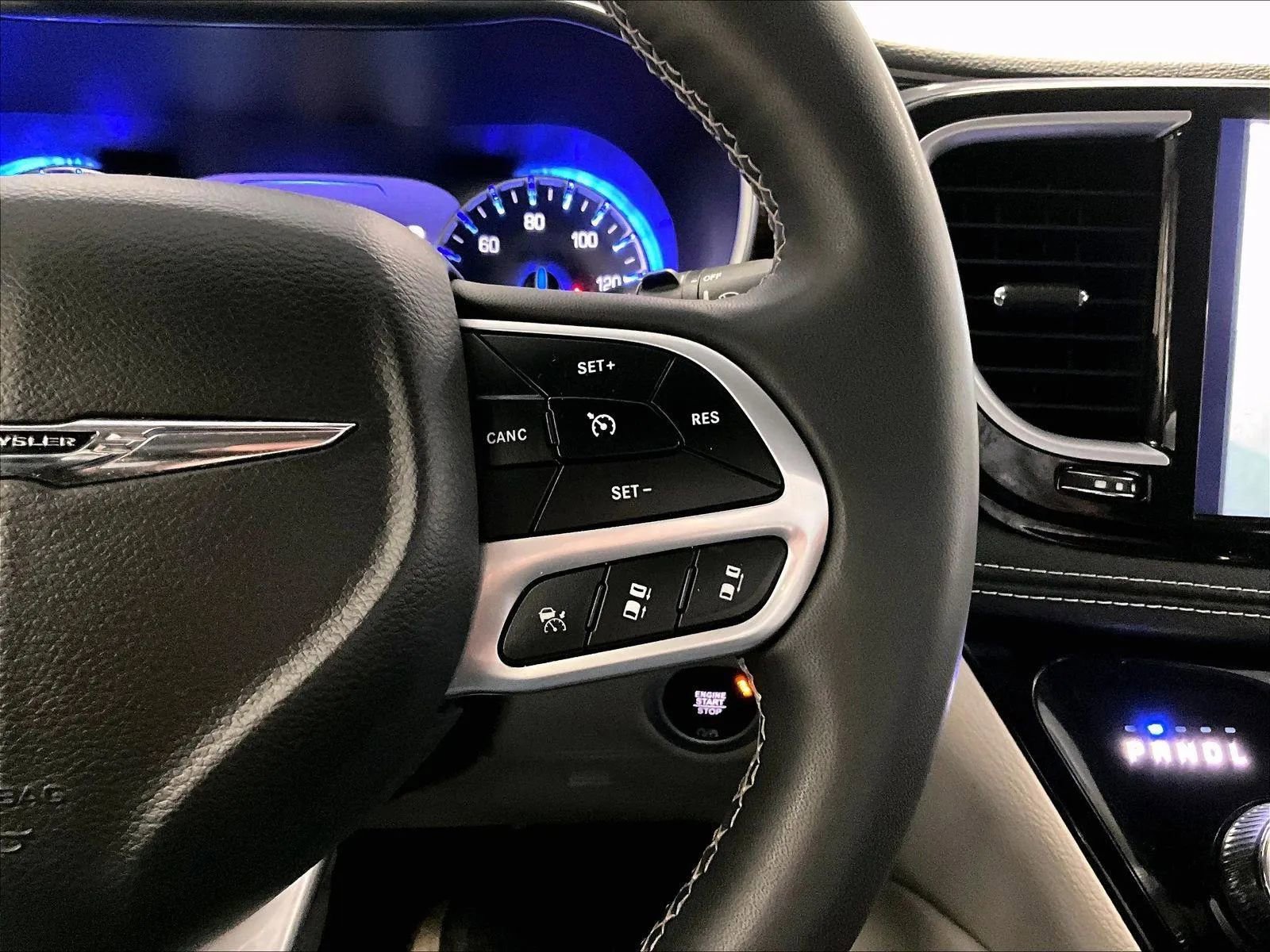 Used 2023 Chrysler Pacifica Limited image 18