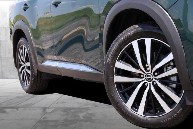 Used 2025 Nissan Pathfinder Platinum AWD/4WD image 3