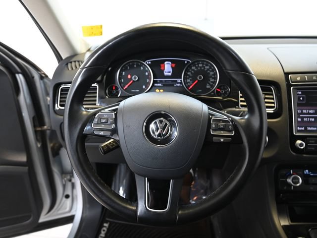 Used 2017 Volkswagen Touareg Sport AWD/4WD image 4