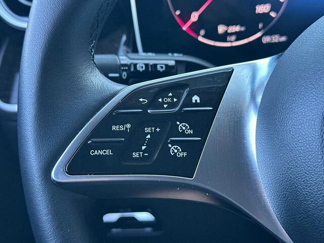 Used 2025 Mercedes-Benz GLC 350e 4MATIC image 29