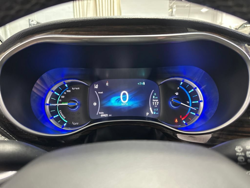 Used 2023 Chrysler Pacifica Limited FWD image 2