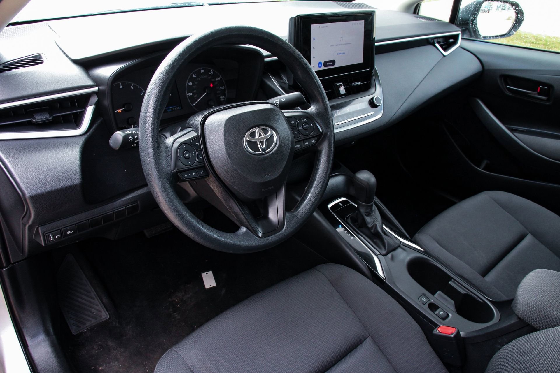 Used 2024 Toyota Corolla LE FWD image 9