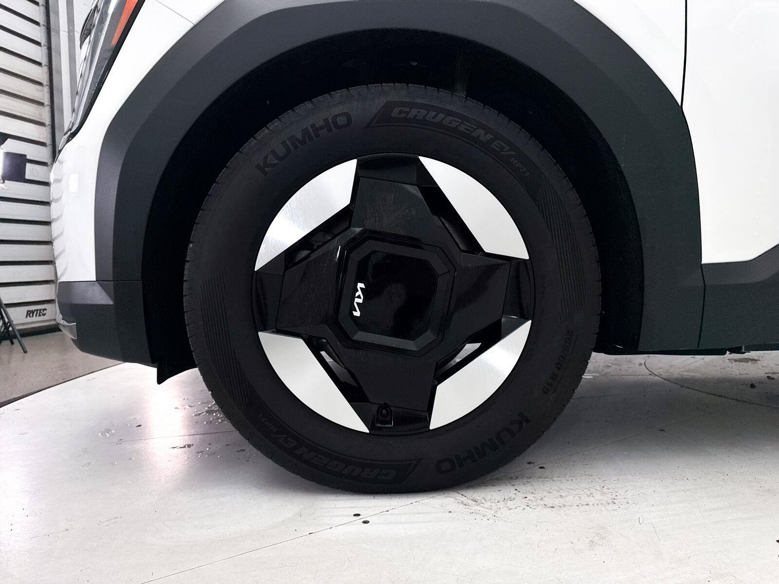 Used 2024 Kia EV9 Light Long Range RWD image 16