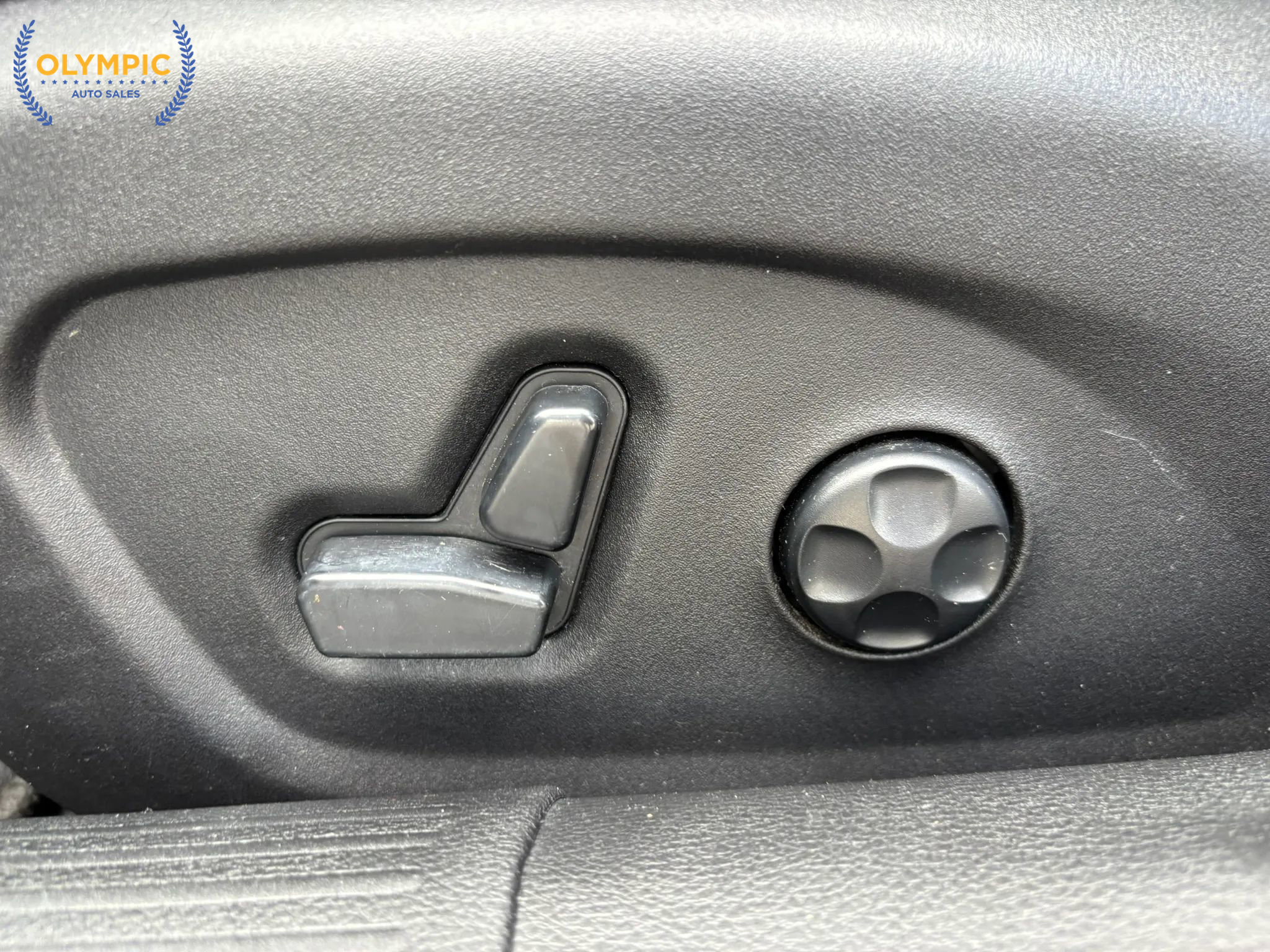 Used 2017 Chrysler 200 Limited Platinum w/ Comfort & Convenience Group image 32