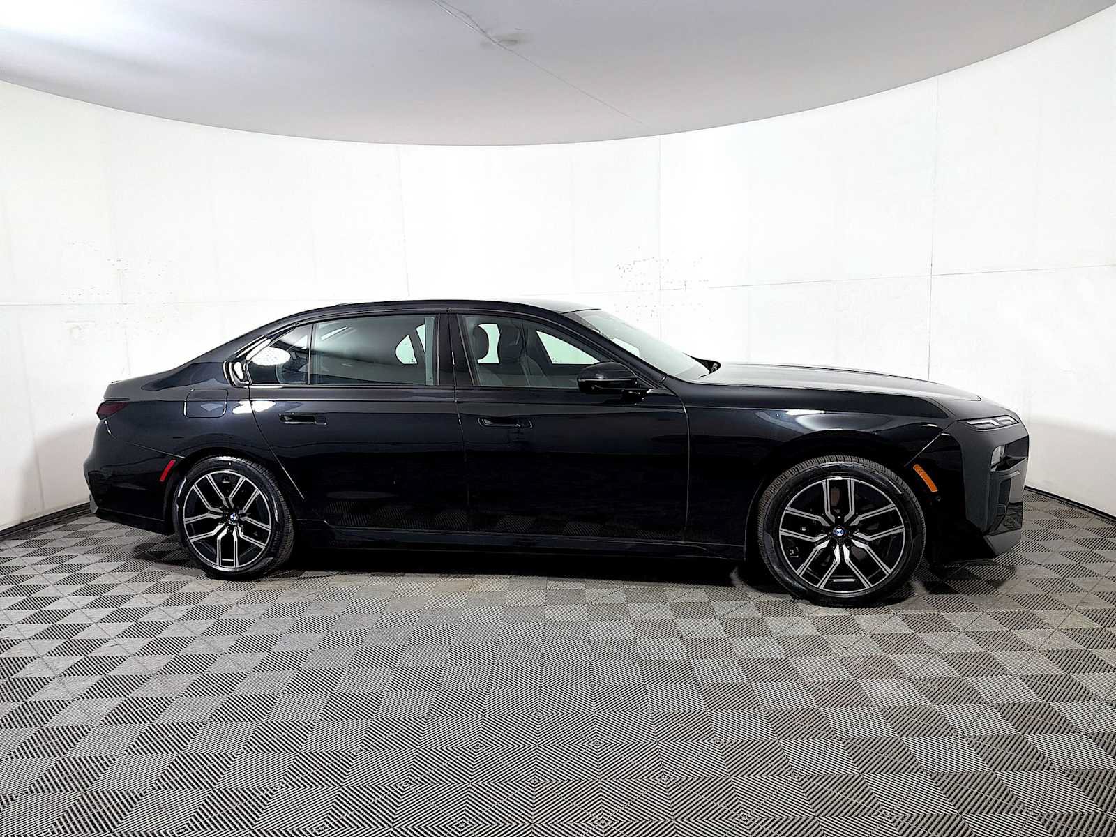Used 2025 BMW 760i xDrive w/ Executive Package AWD/4WD image 7