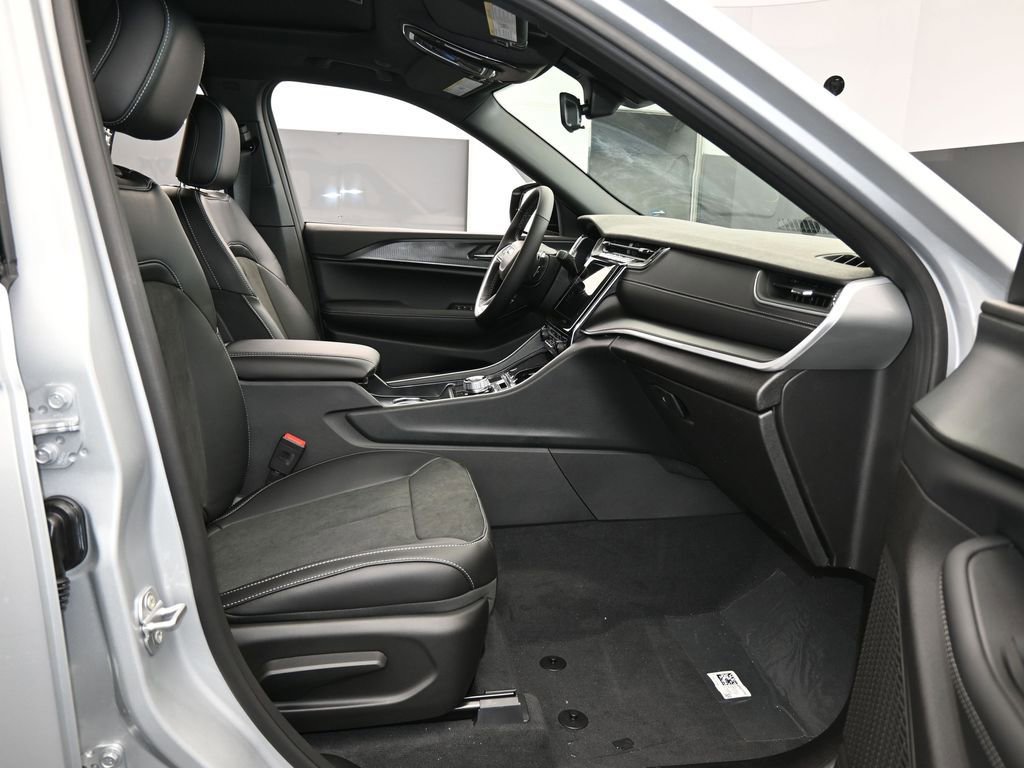 New 2025 Jeep Grand Cherokee Altitude image 38