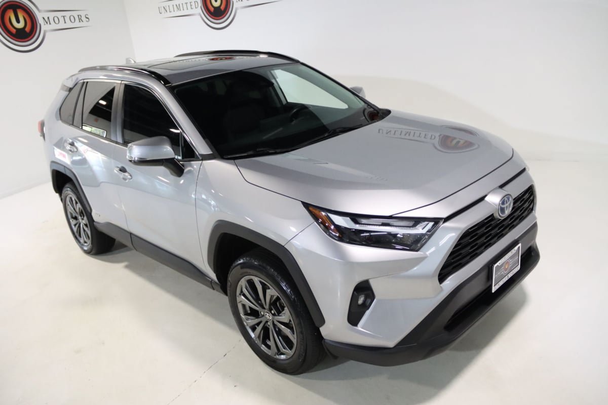 Used 2022 Toyota RAV4 XLE Premium AWD/4WD image 11