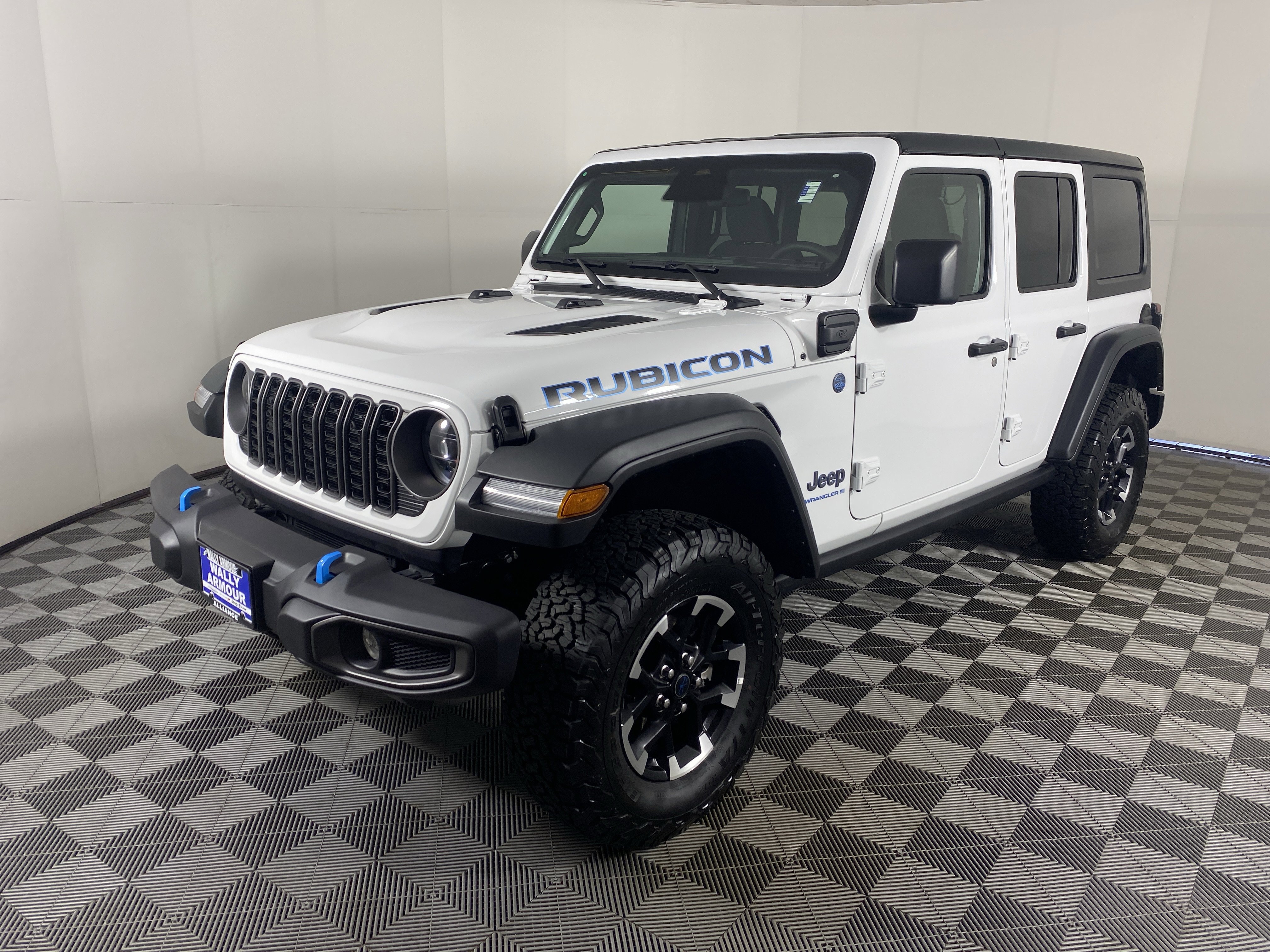 Used 2025 Jeep Wrangler Unlimited Rubicon 4xe w/ Convenience Group AWD/4WD image 11
