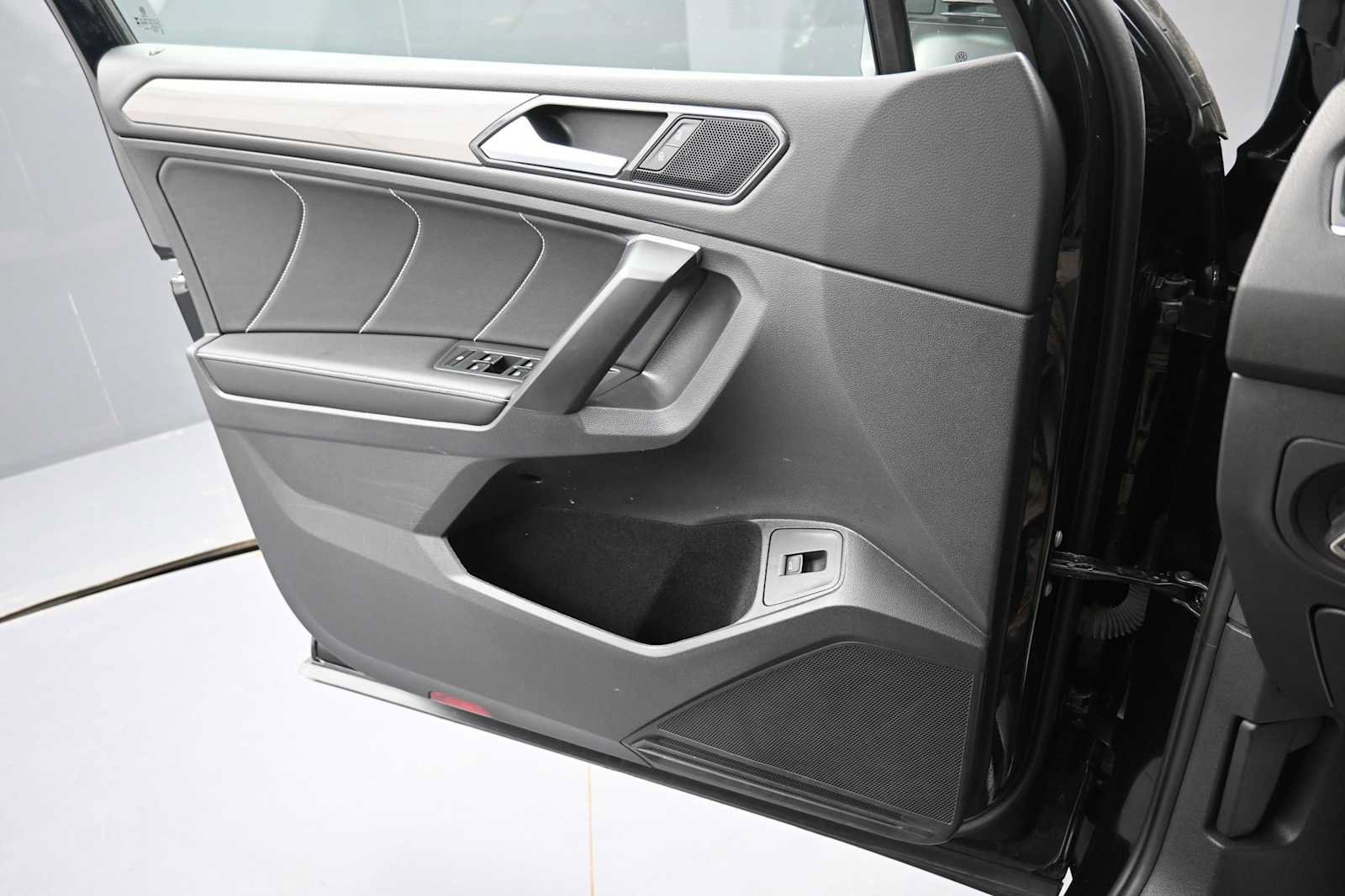 Used 2024 Volkswagen Tiguan SE w/ Panoramic Sunroof Package AWD/4WD image 11