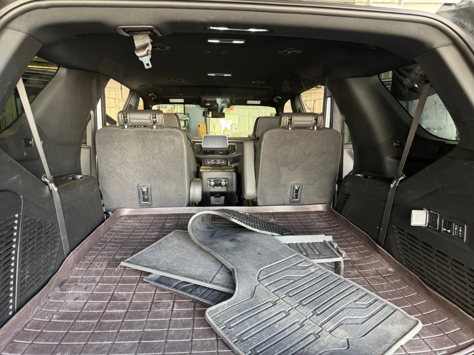 Used 2024 GMC Yukon AT4 w/ Technology Package AWD/4WD image 18