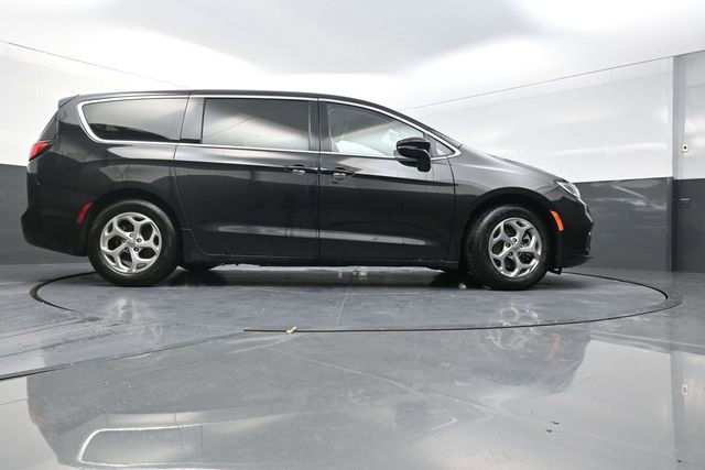 Used 2024 Chrysler Pacifica Limited image 36