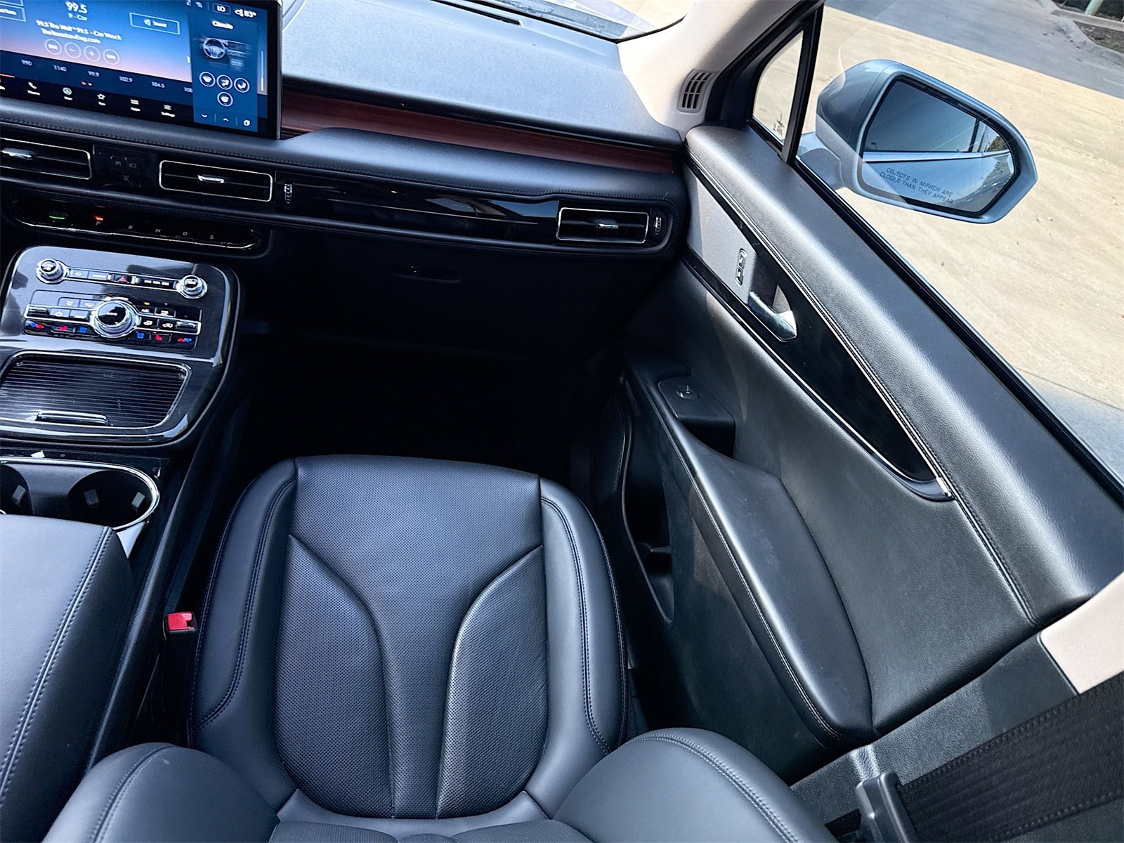 Used 2023 Lincoln Nautilus Reserve image 24