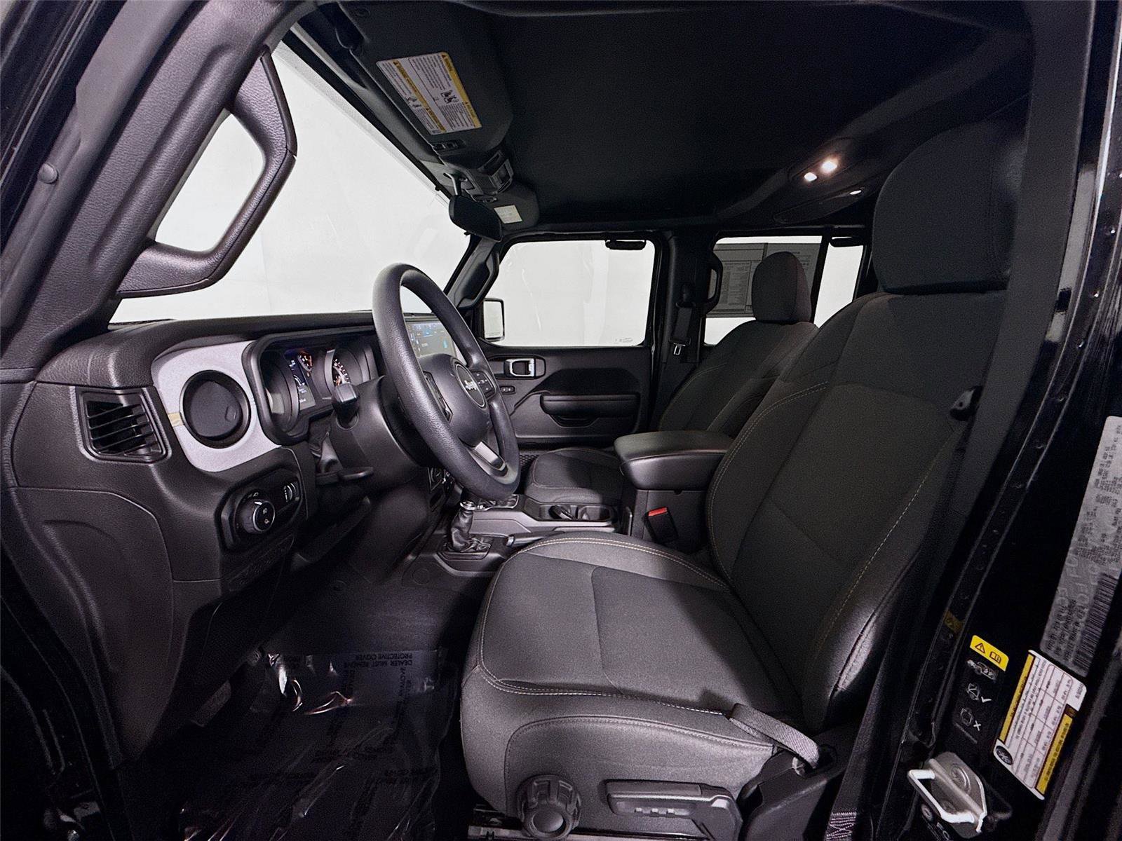 Used 2025 Jeep Gladiator Sport image 2