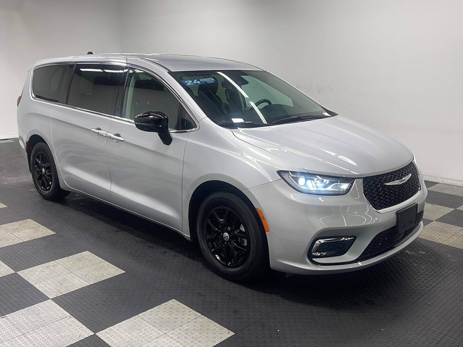 Used 2024 Chrysler Pacifica Touring-L FWD image 24
