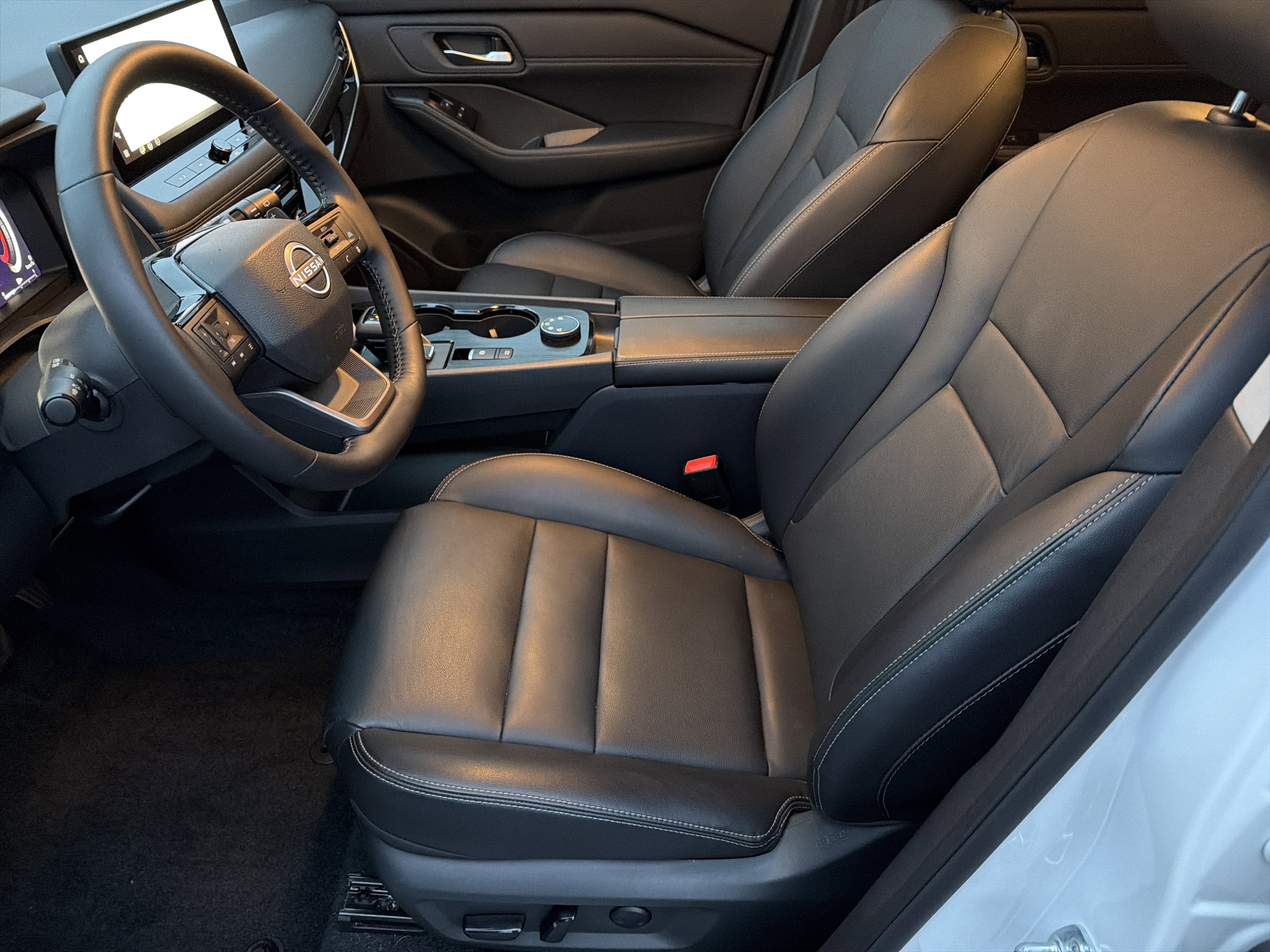 Used 2025 Nissan Rogue SL image 9