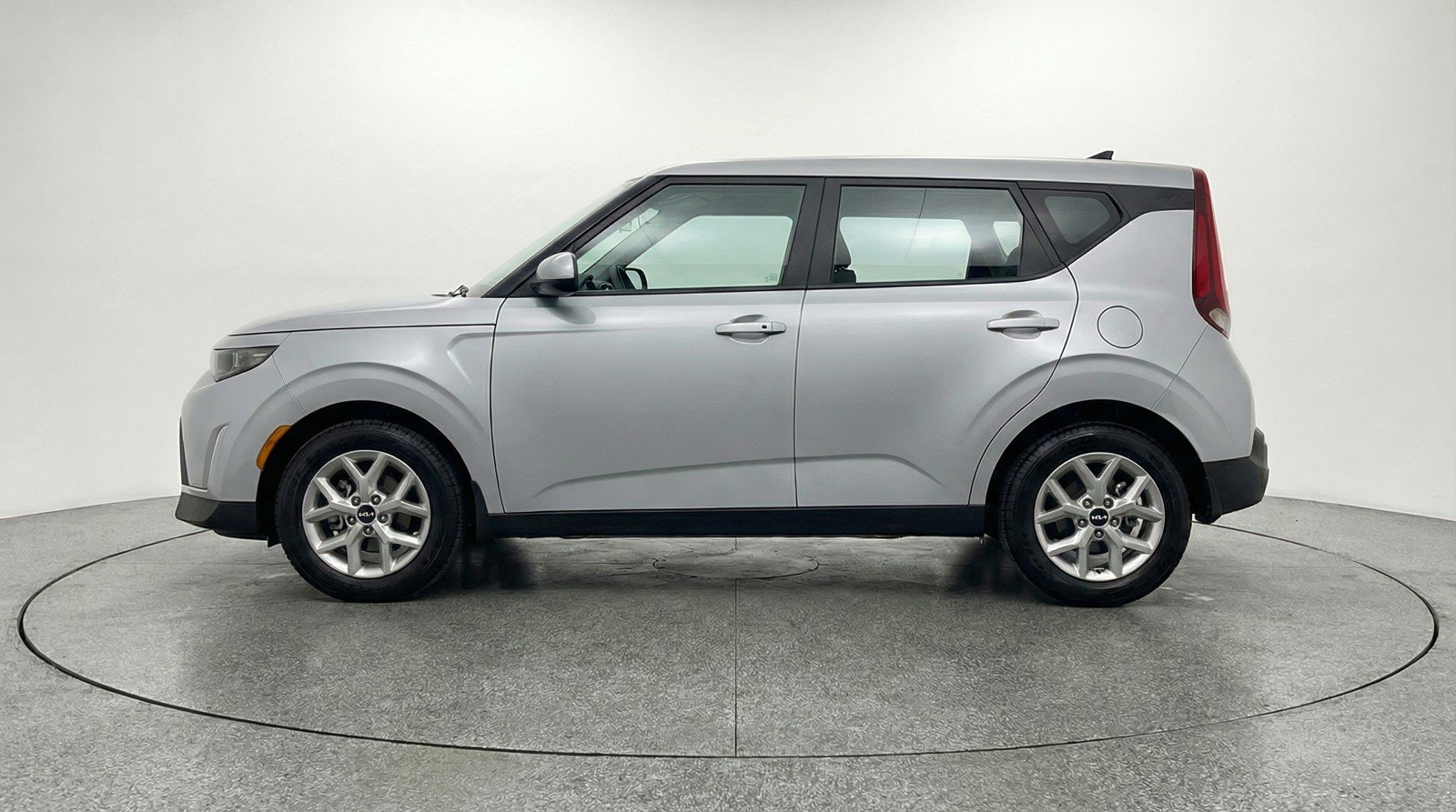 Used 2025 Kia Soul LX w/ LX Technology Package FWD image 5