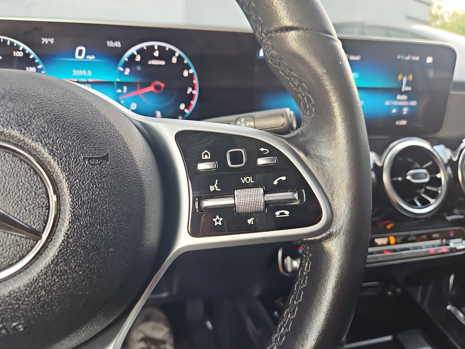 Used 2020 Mercedes-Benz GLB 250 4MATIC w/ Premium Package image 27