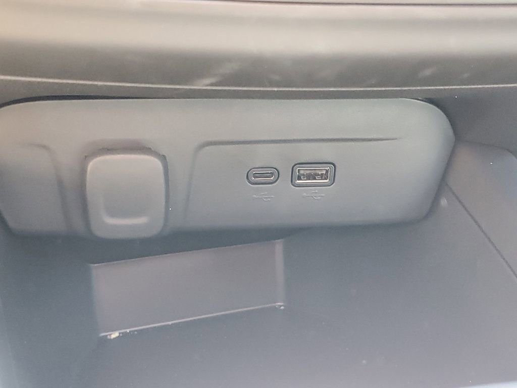 Certified 2025 Chevrolet Trax RS w/ Sunroof Package FWD image 31