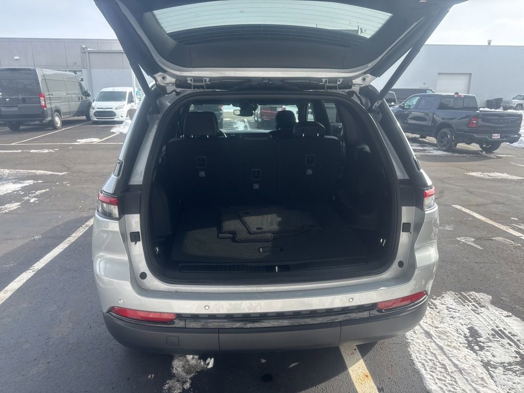 Used 2024 Jeep Grand Cherokee Altitude image 33