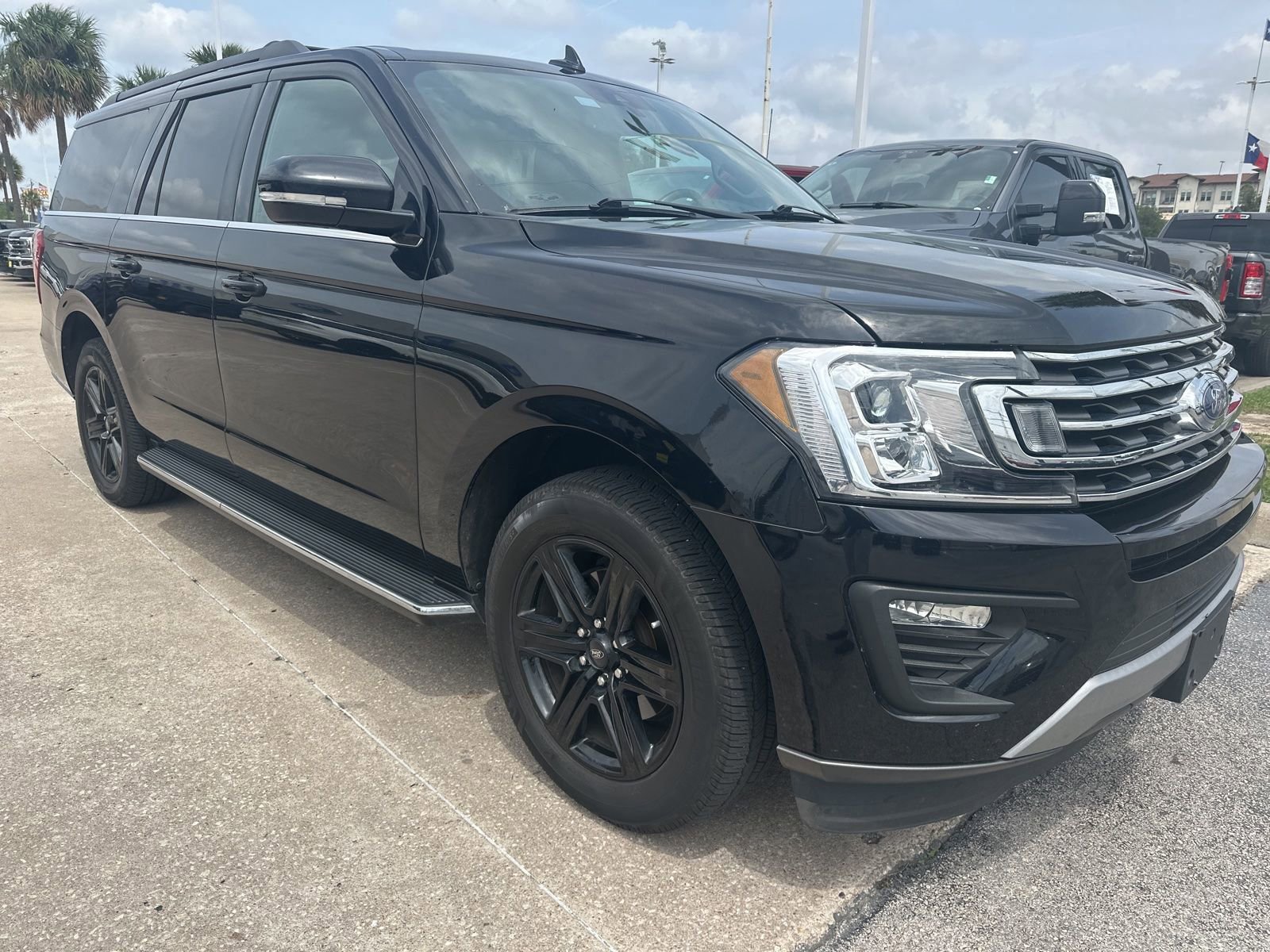 Used 2020 Ford Expedition Max XLT w/ Equipment Group 202A RWD image 2
