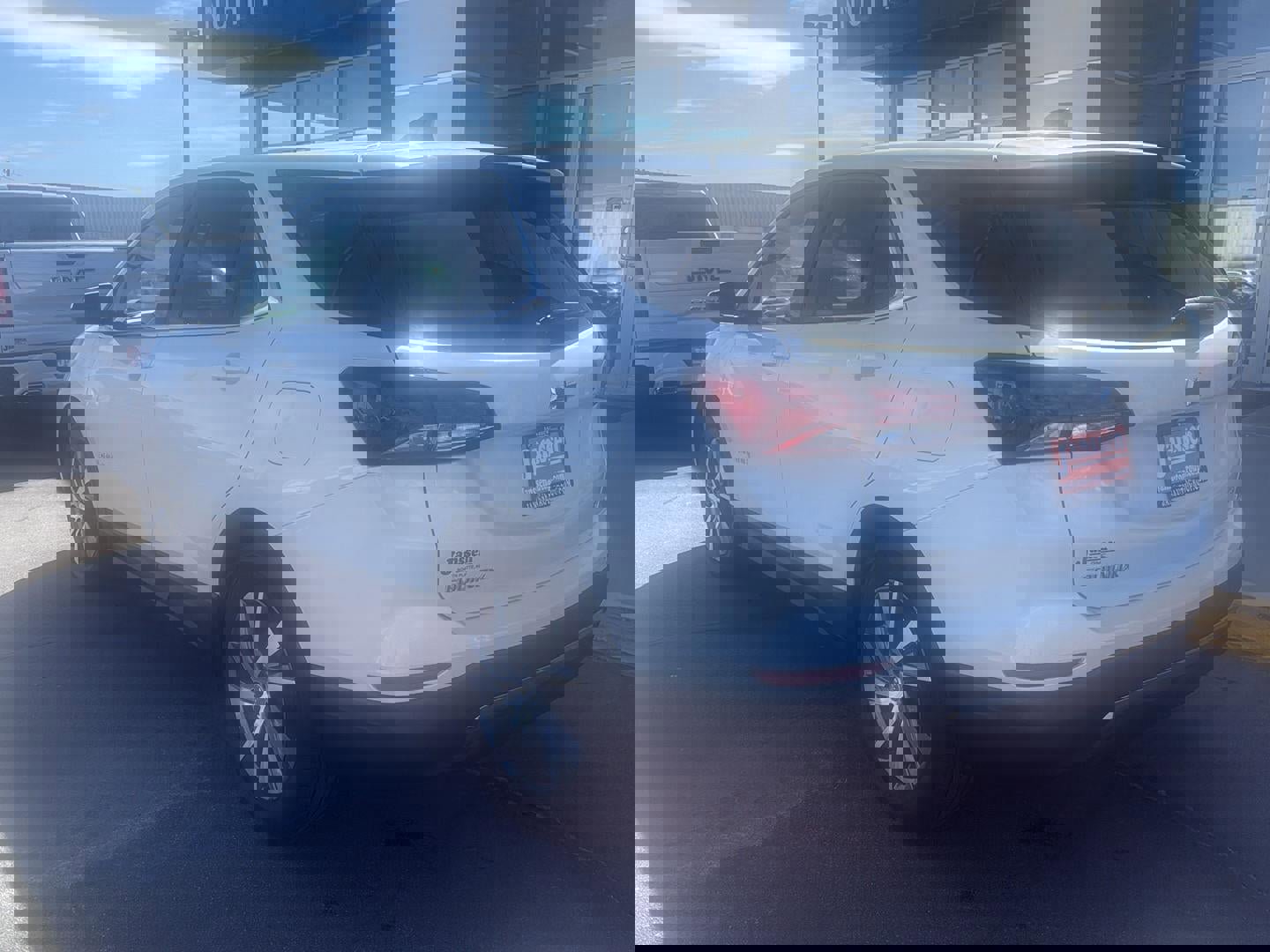 Used 2023 Chevrolet Equinox LT image 2