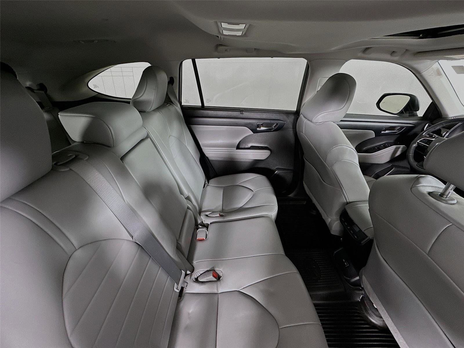 Used 2022 Toyota Highlander XLE AWD/4WD image 29