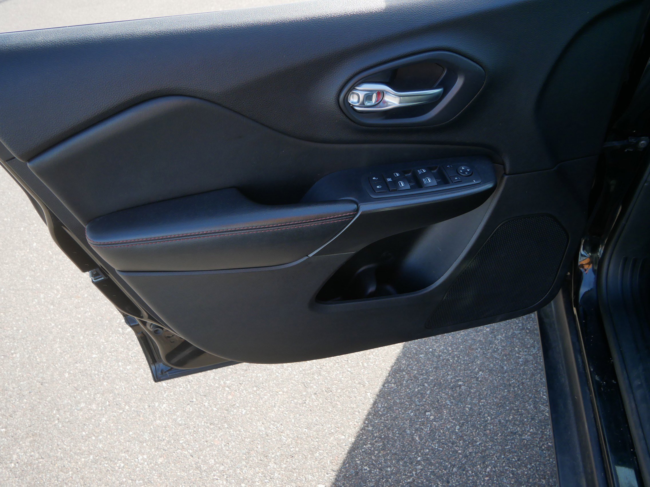 Used 2020 Jeep Cherokee Trailhawk w/ Cold Weather Group image 20