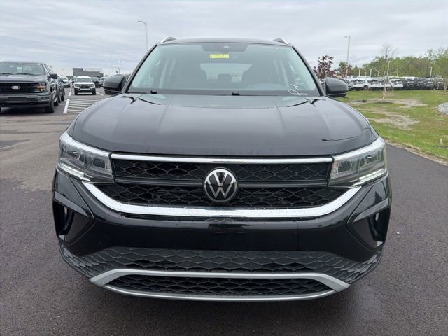 Used 2023 Volkswagen Taos SE w/ Black Wheel Package FWD image 3