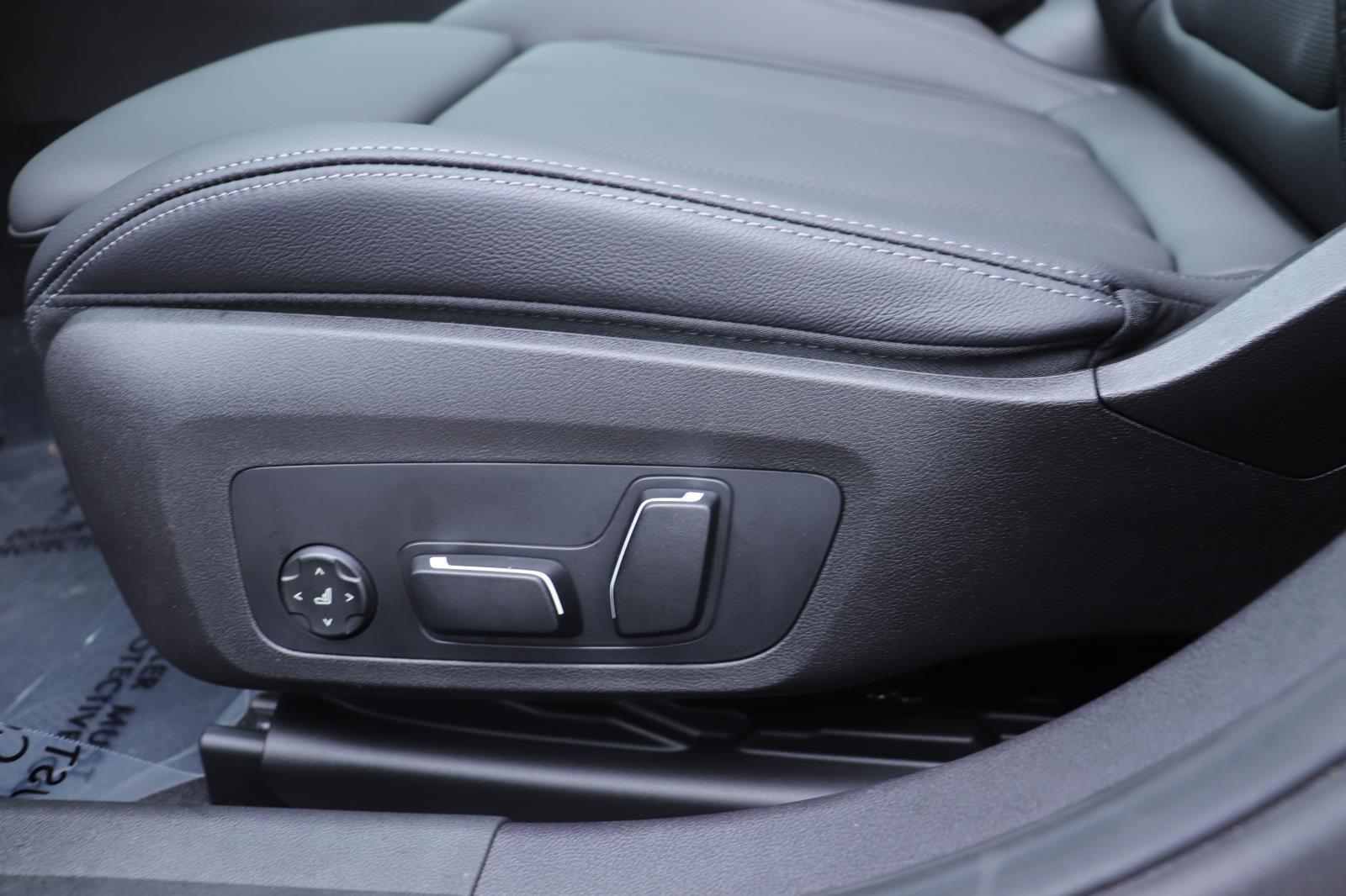 Used 2026 BMW 330i Sedan w/ M Sport Package image 23