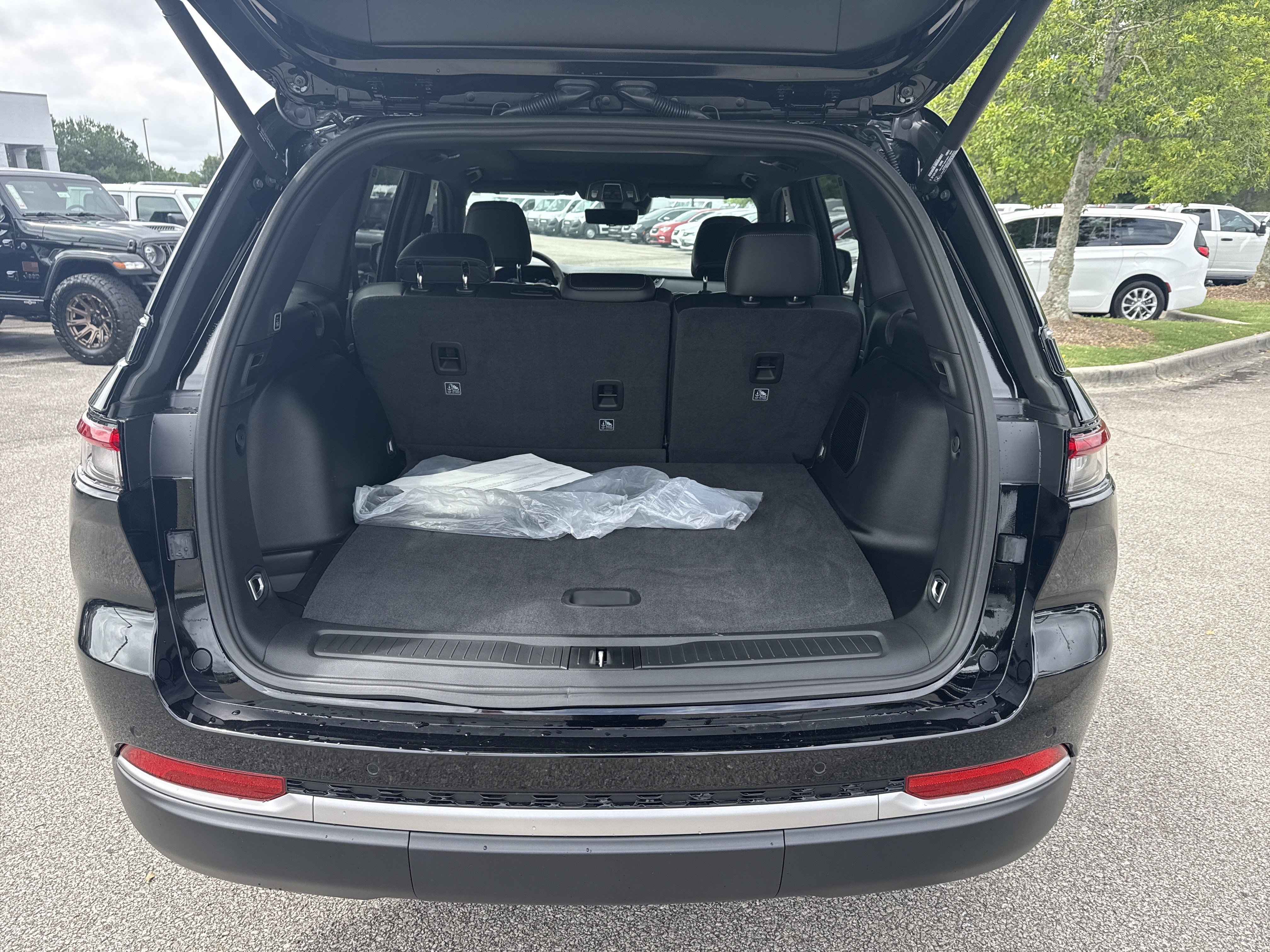 New 2026 Jeep Grand Cherokee Limited w/ Luxury Tech Group II RWD image 19