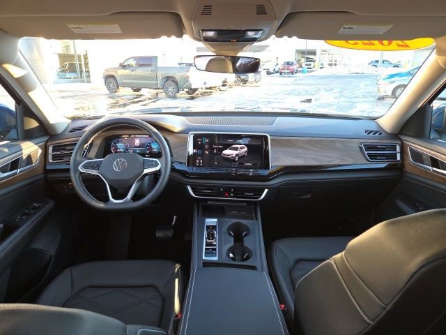 Used 2025 Volkswagen Atlas SE image 22