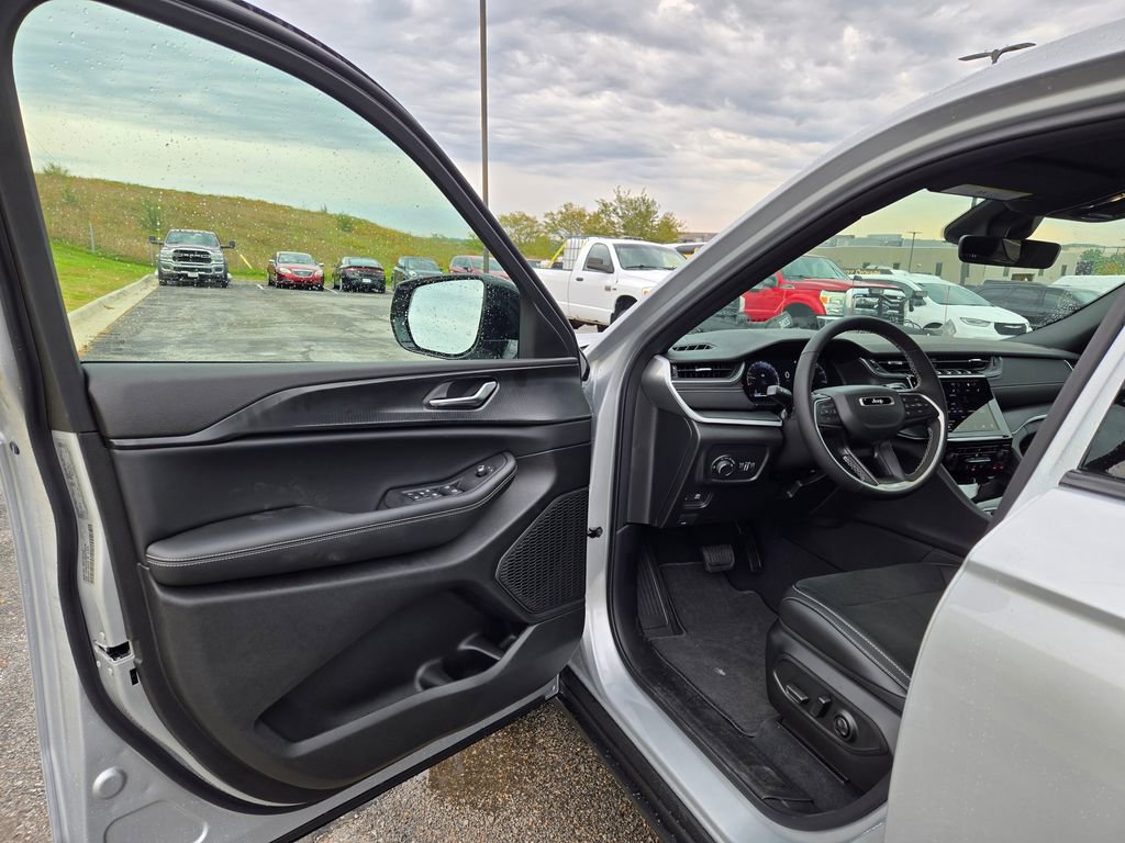 New 2025 Jeep Grand Cherokee L Laredo image 9