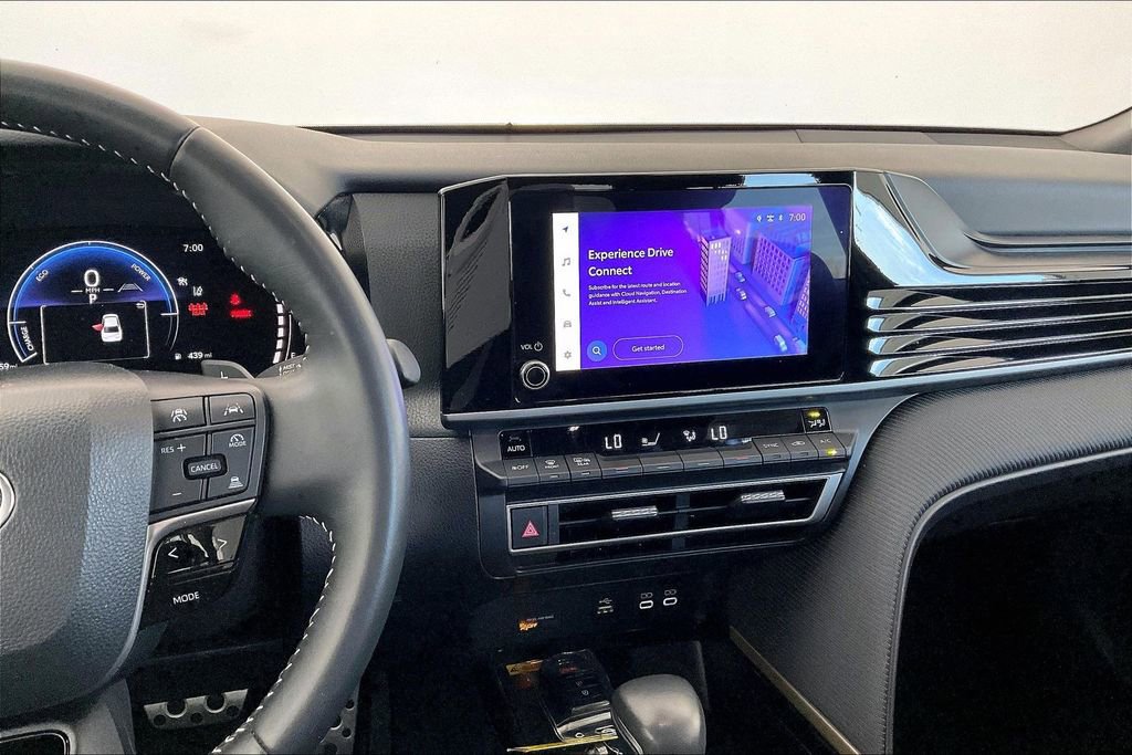 Used 2025 Toyota Camry SE image 9